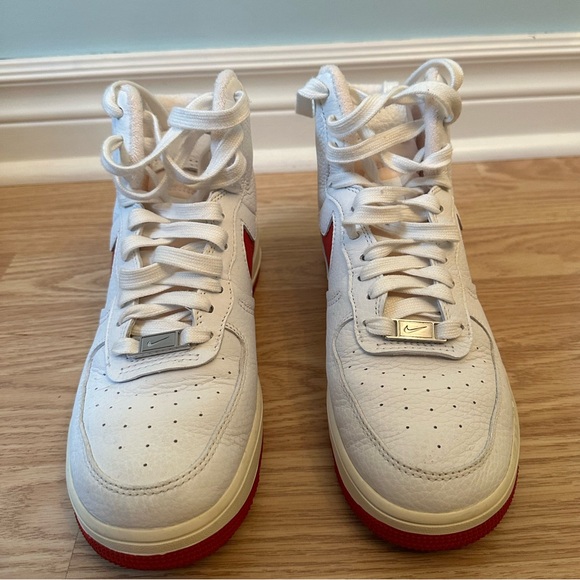 Nike - White & Red Air Force 1 High Sneakers - Picture 5 of 8